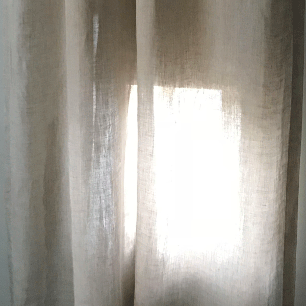 リネンのカーテンと遮光ロールスクリーン